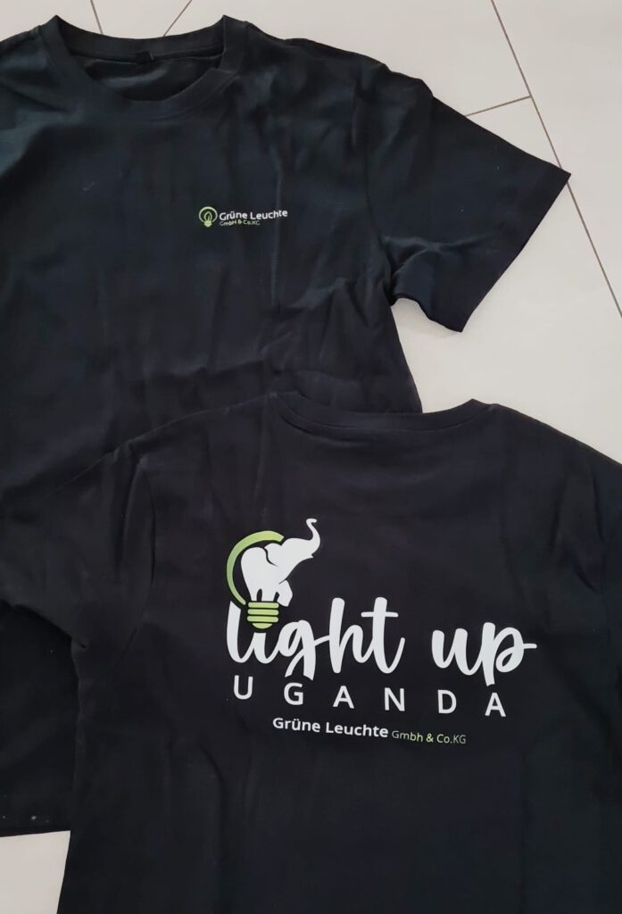 Tshit-Bedruckung-Textilien-Workwear-Light-up-Uganda-Grüne-Leuchte-Grafikdesign-Helena-Kromm